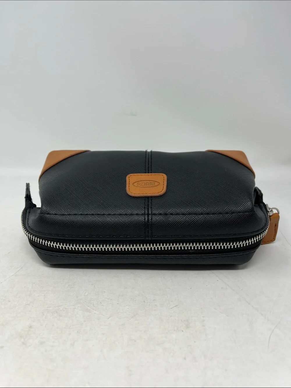 BRIC’S TRAVEL TOILETRY ZIPPER BAG QATAR AIRLINES BLACK AND TAN